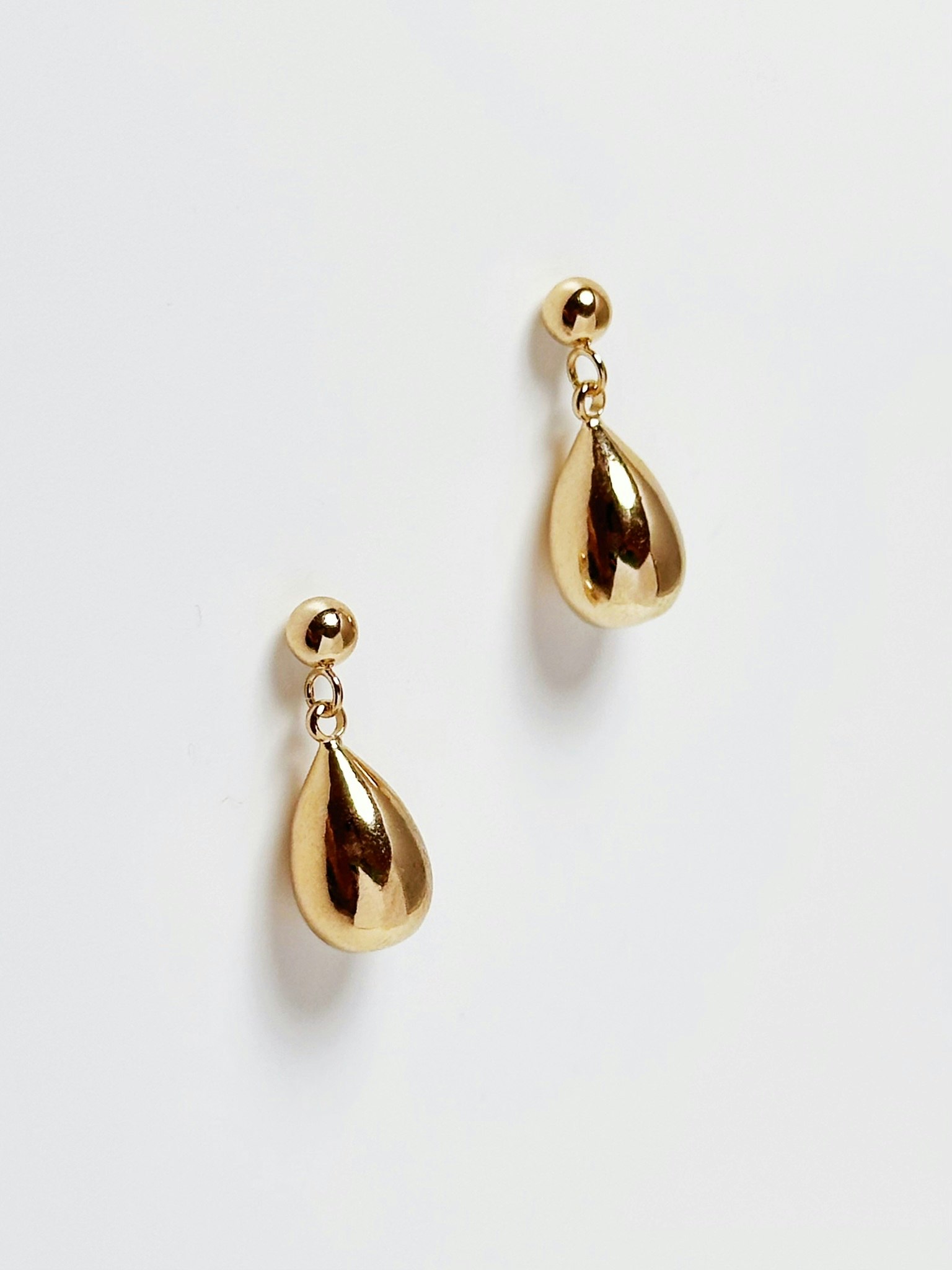 REA Studs med droppformade hängen