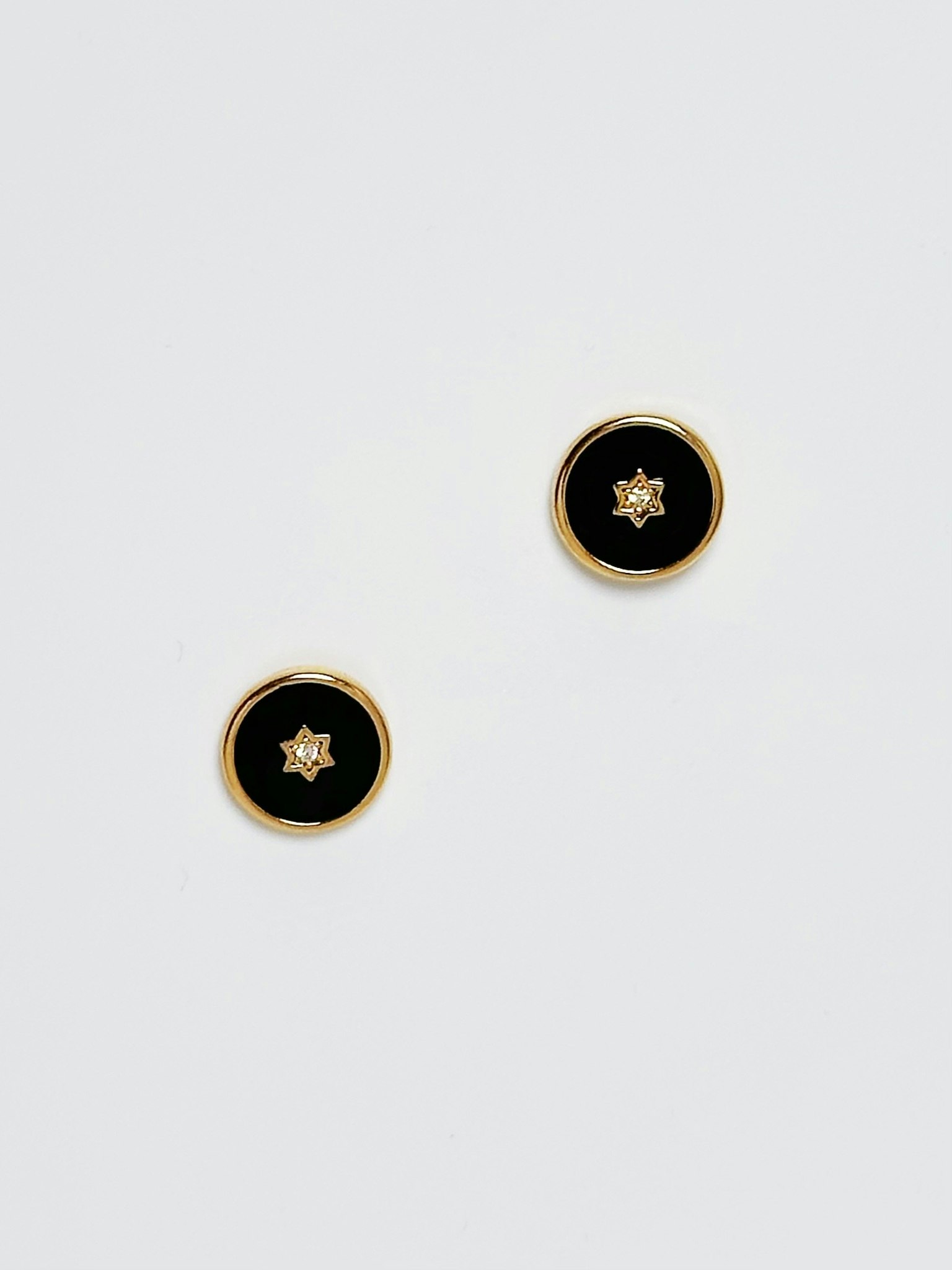 REA Guldfärgade studs med svarta detaljer