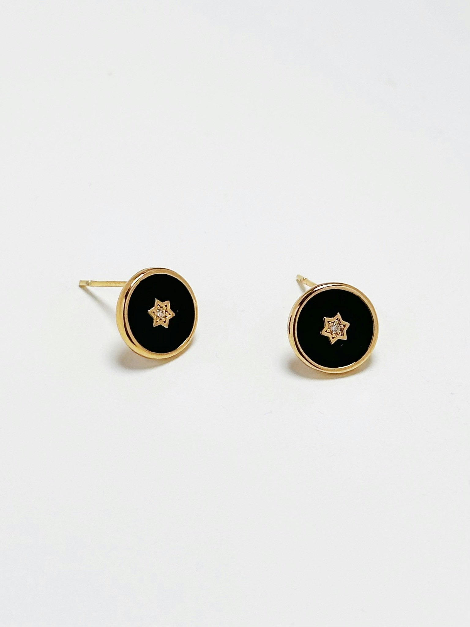 REA Guldfärgade studs med svarta detaljer