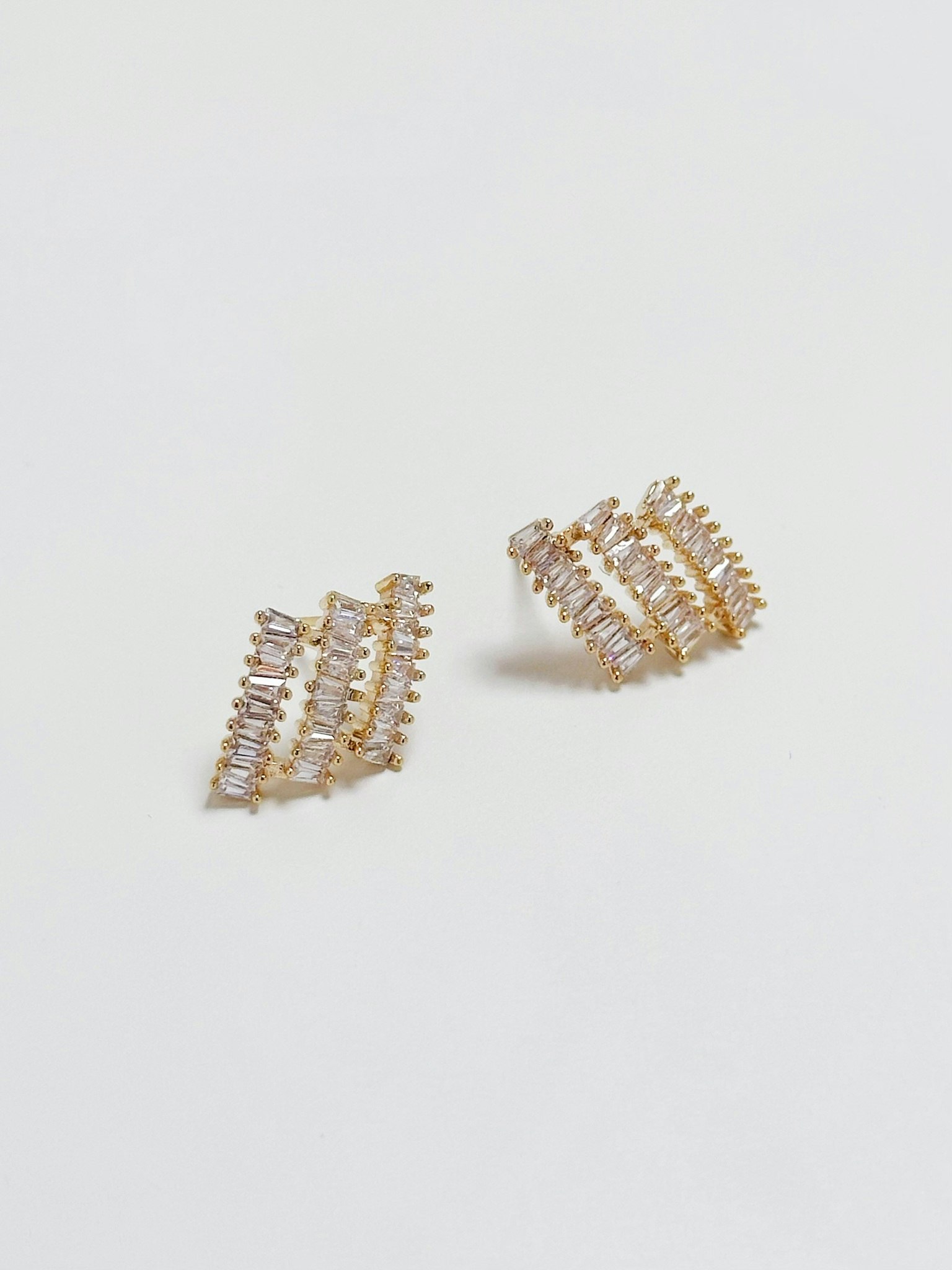 REA Guldpläterad studs med strass