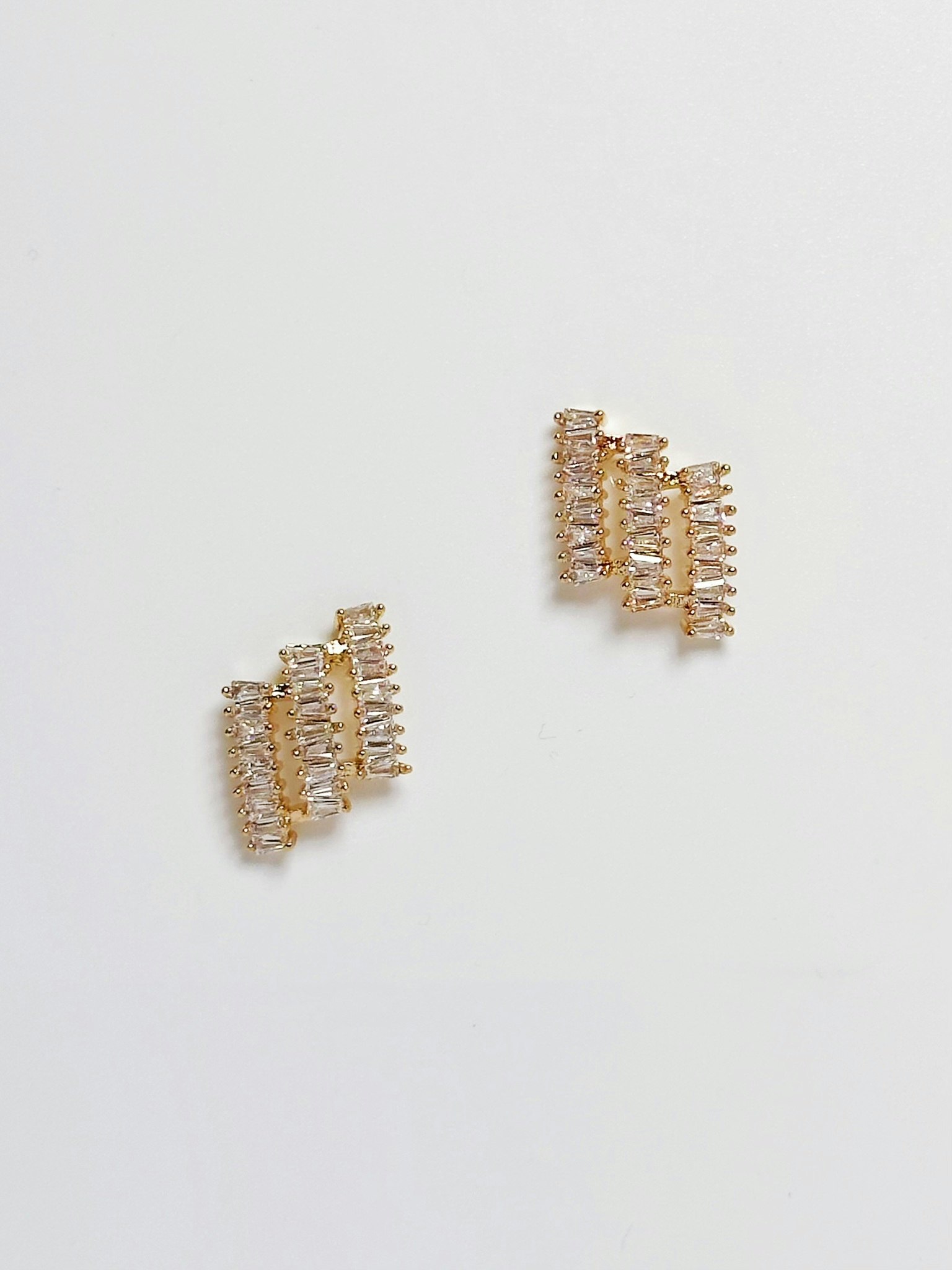 REA Guldpläterad studs med strass
