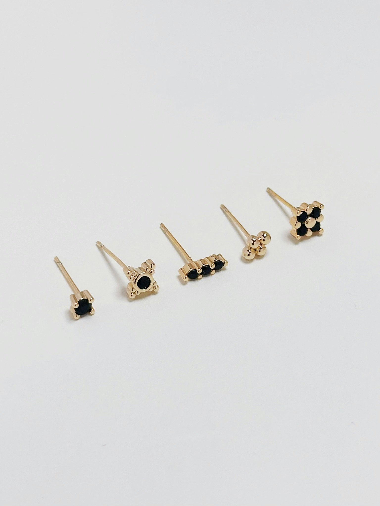 REA Studs med svart glasstenar , 5-pack