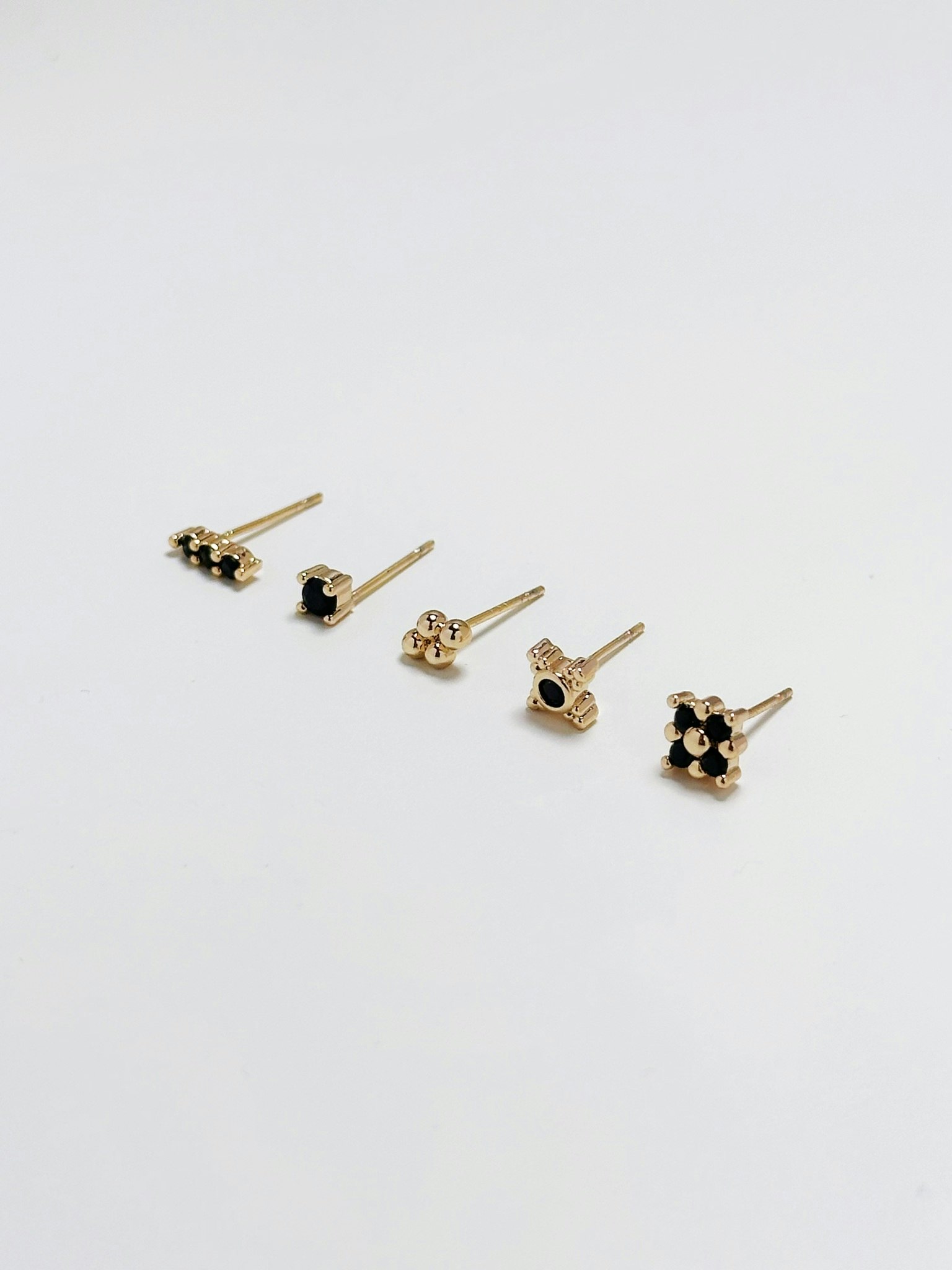 REA Studs med svart glasstenar , 5-pack