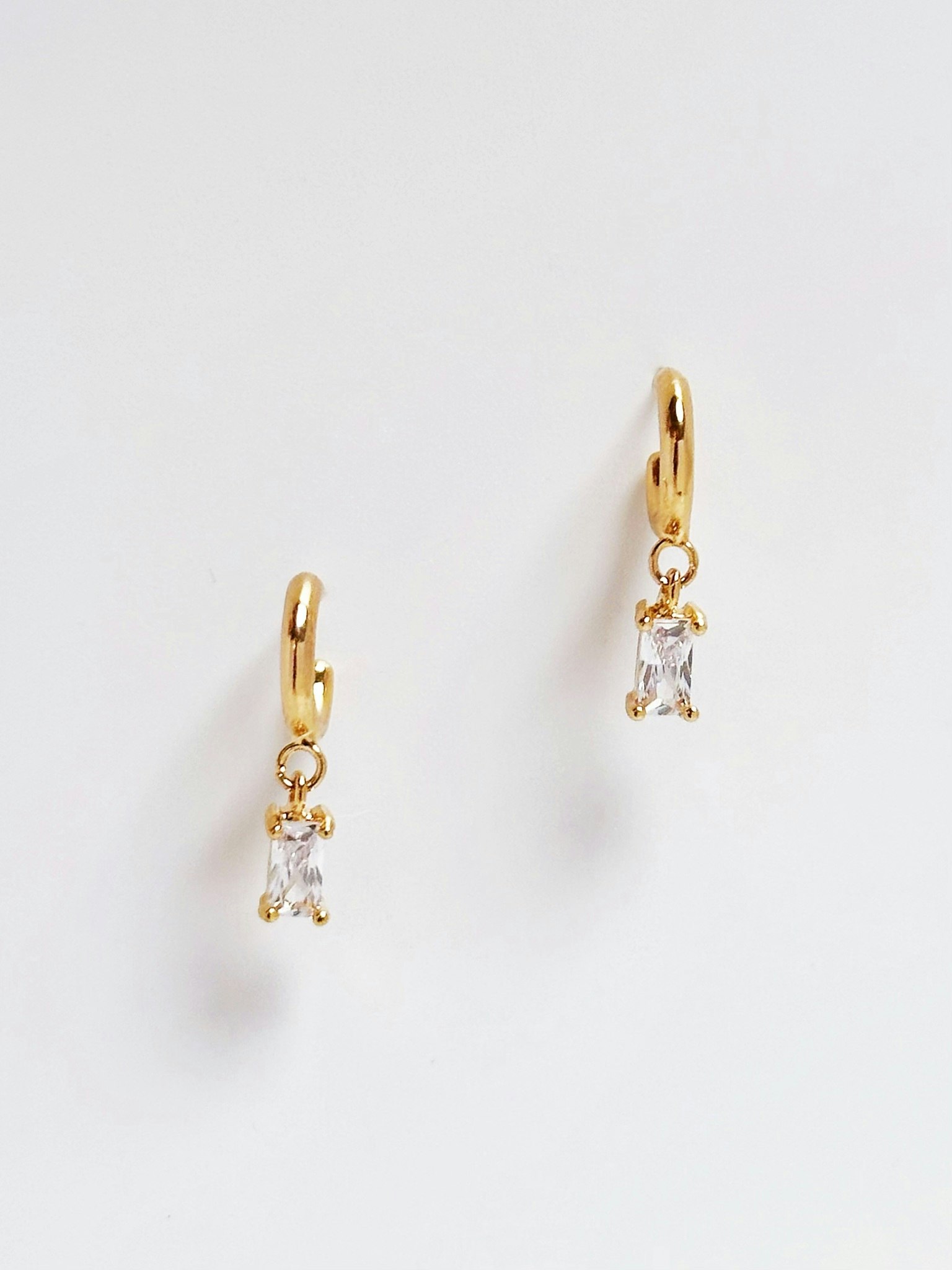 REA Hoops förgyllda med 14K guld med glasstenar