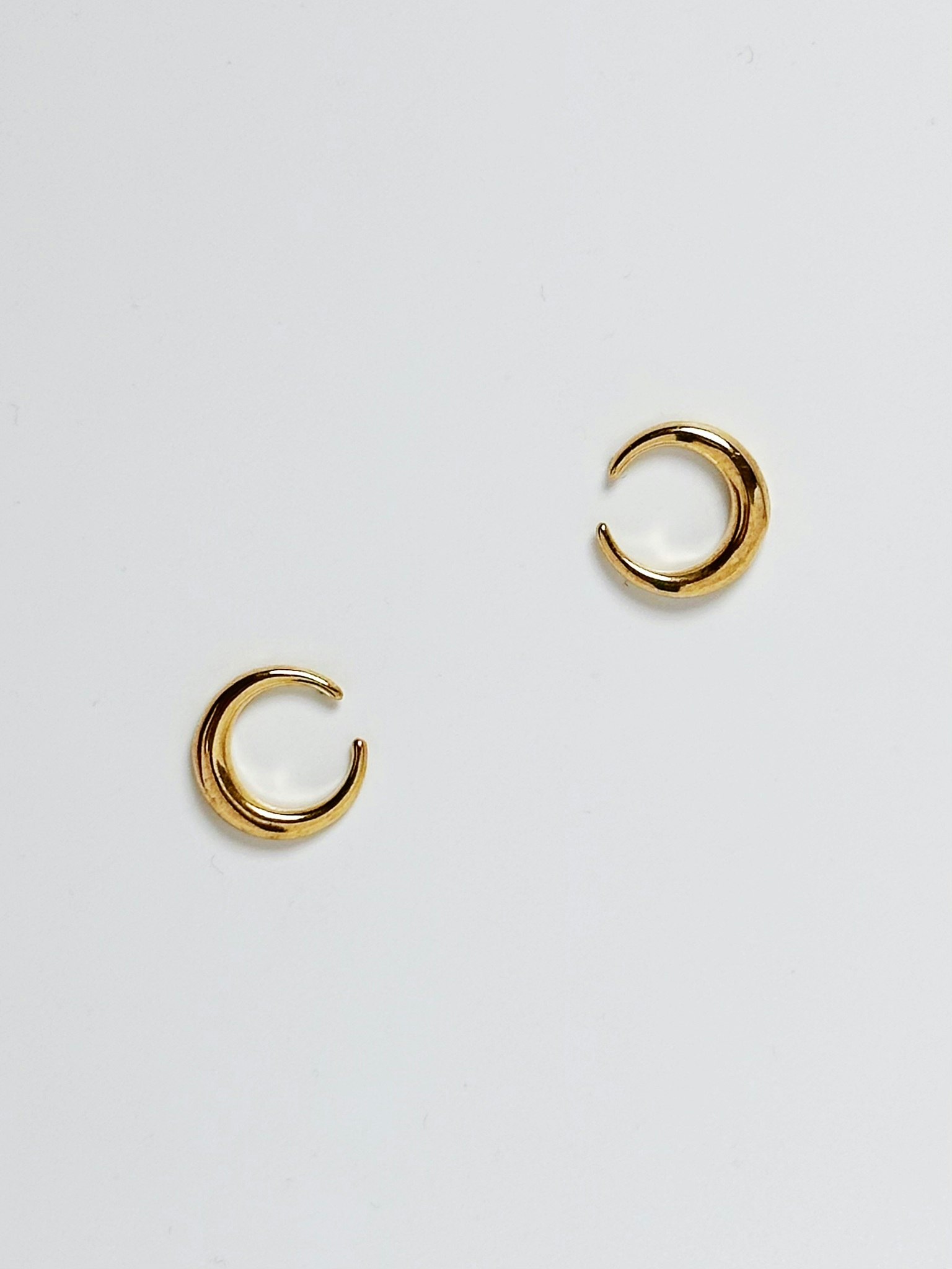 REA Studs med måne i förgyllt 14K guld