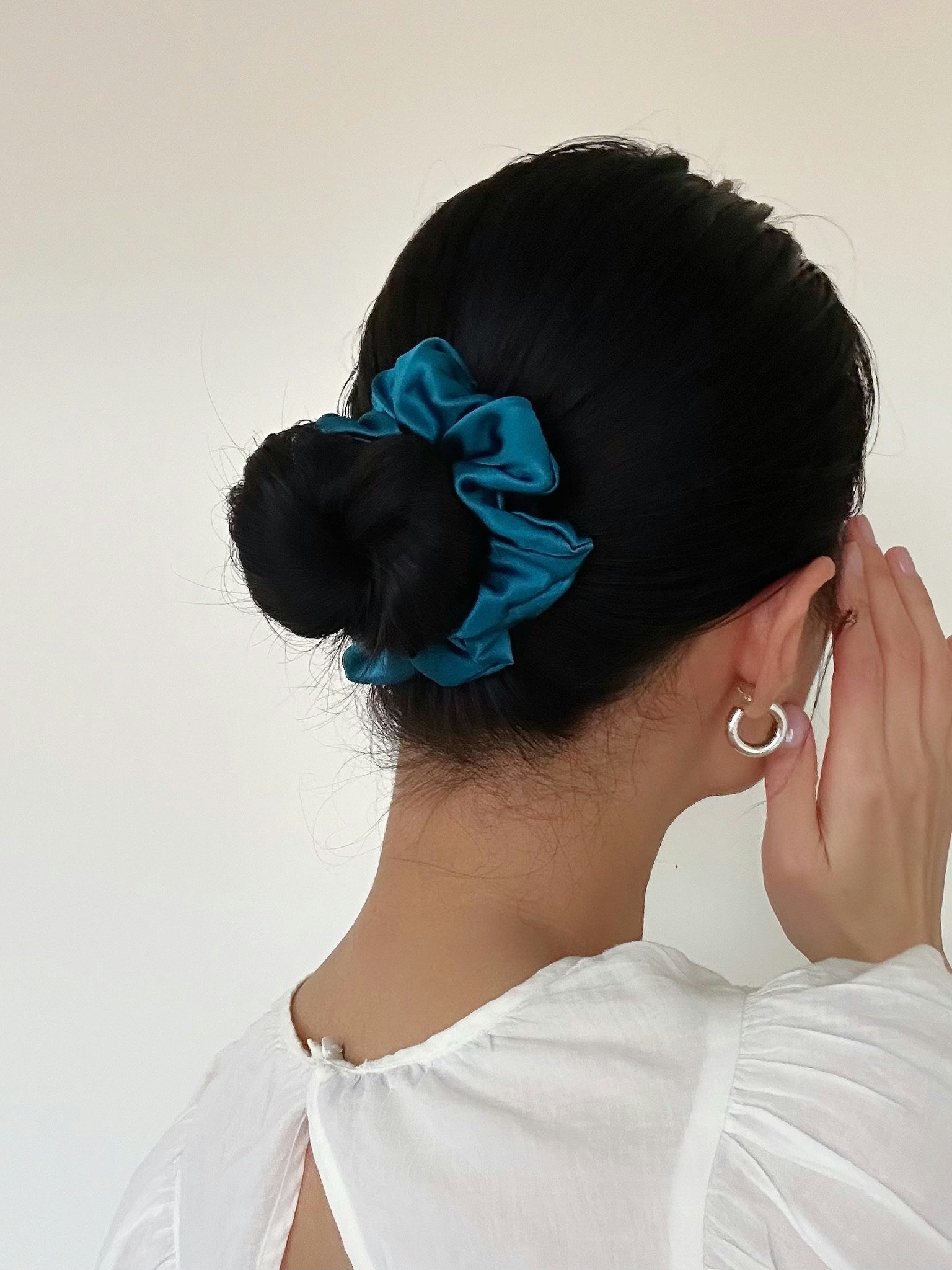 Mullbärssilke scrunchie, Sjöblå 10cm