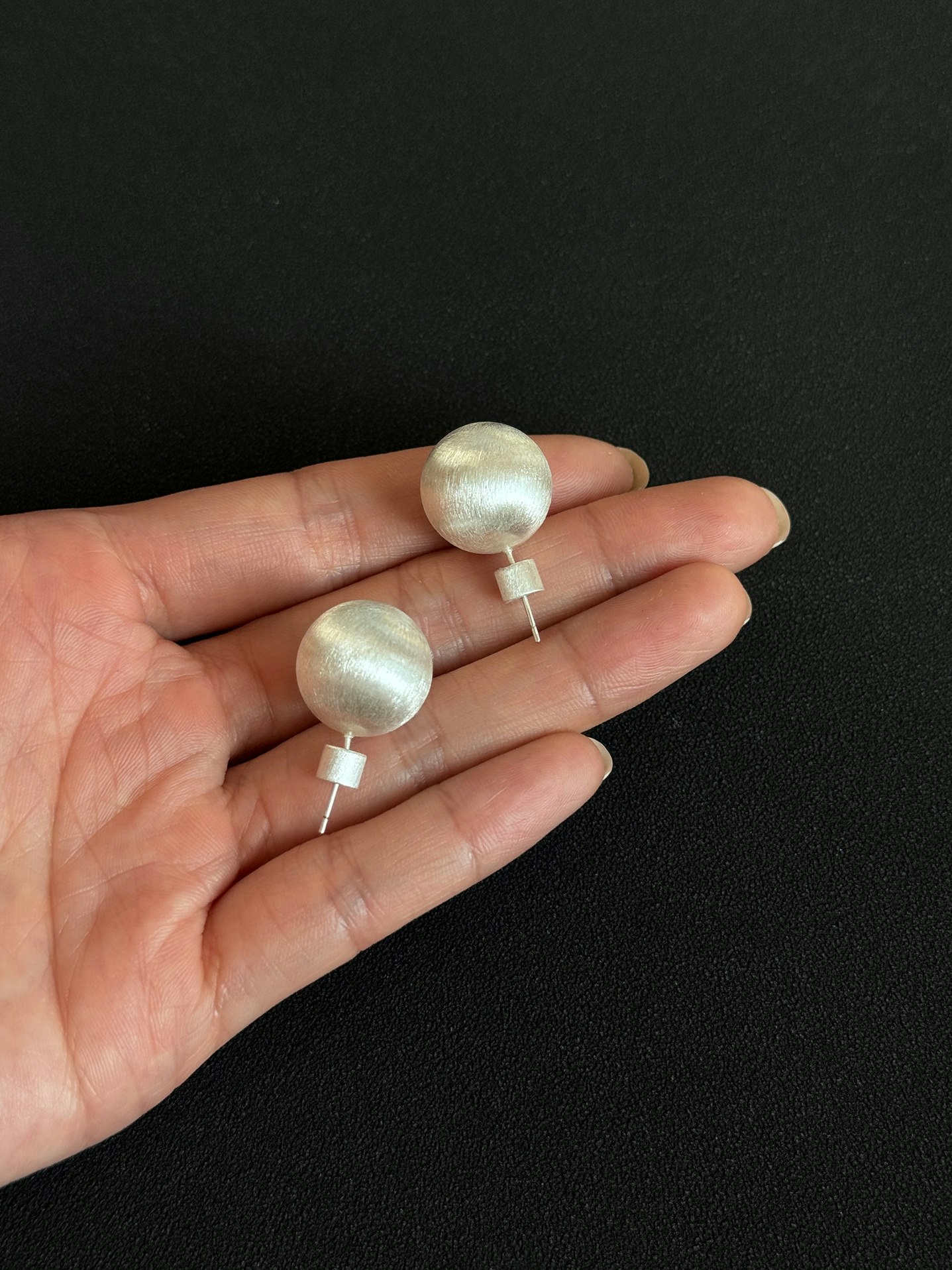 Studs med pärlor i metall