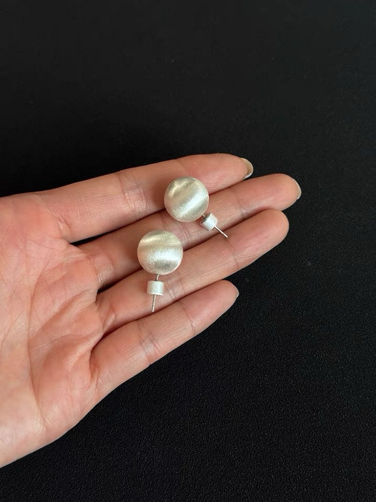 Studs med pärlor i metall