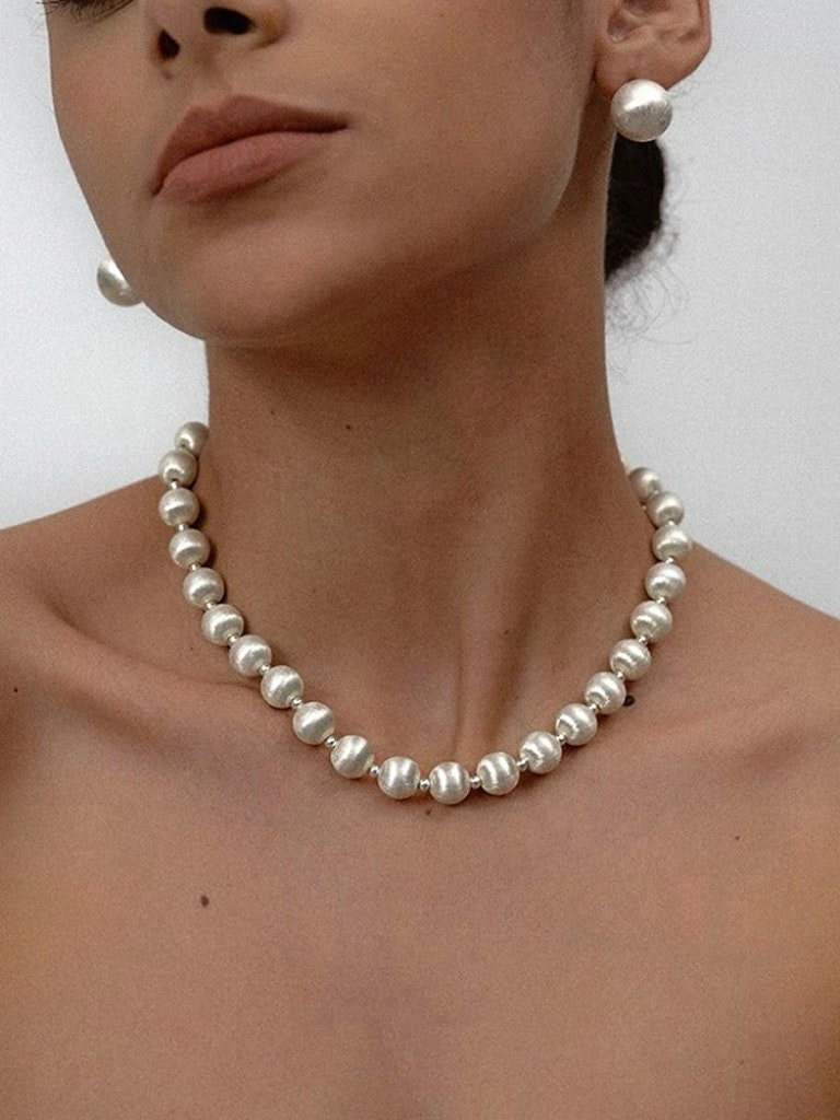 Halsband med pärlor i metall