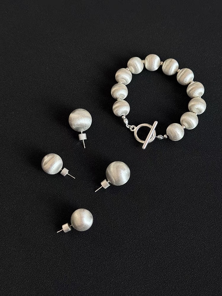 Armband med pärlor i metall