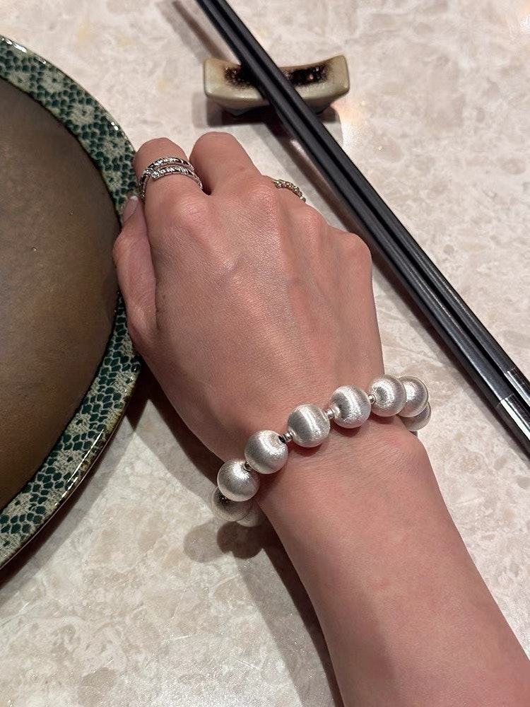 Armband med pärlor i metall