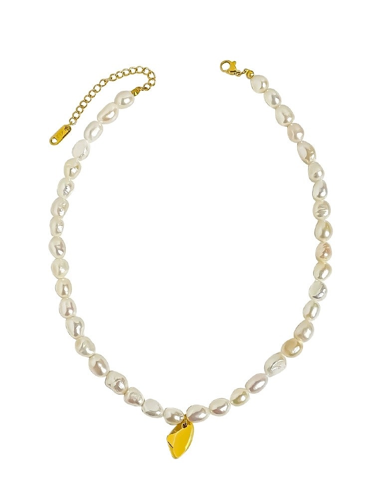 Klassiskt pärlhalsband med hängsmycke i stål med 18K guld