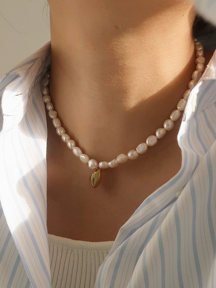 Klassiskt pärlhalsband med hängsmycke i stål med 18K guld