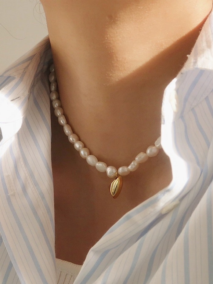 Klassiskt pärlhalsband med hängsmycke i stål med 18K guld