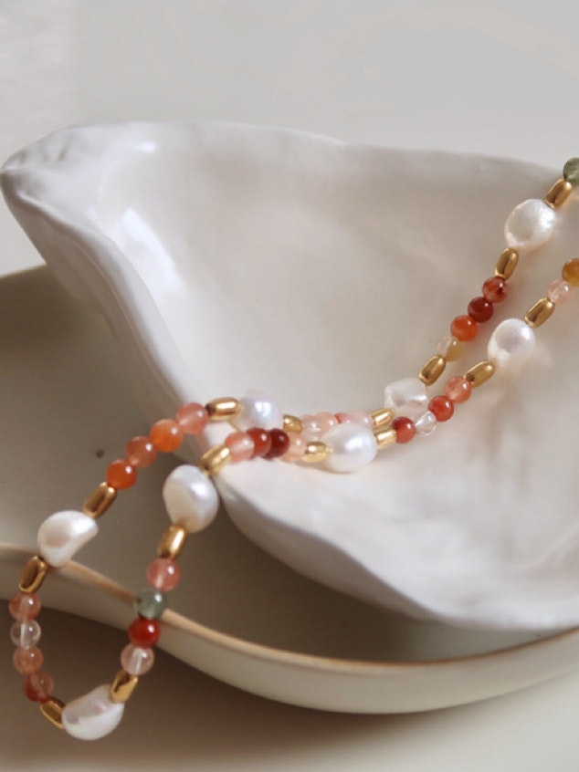 Halsband med jade pärlor och sötvattenspärlor