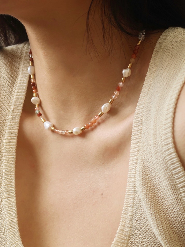 Halsband med jade pärlor och sötvattenspärlor