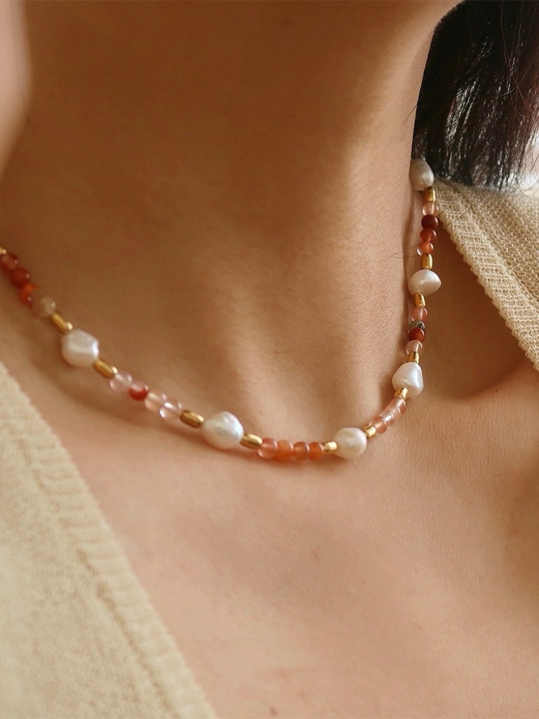 Halsband med jade pärlor och sötvattenspärlor