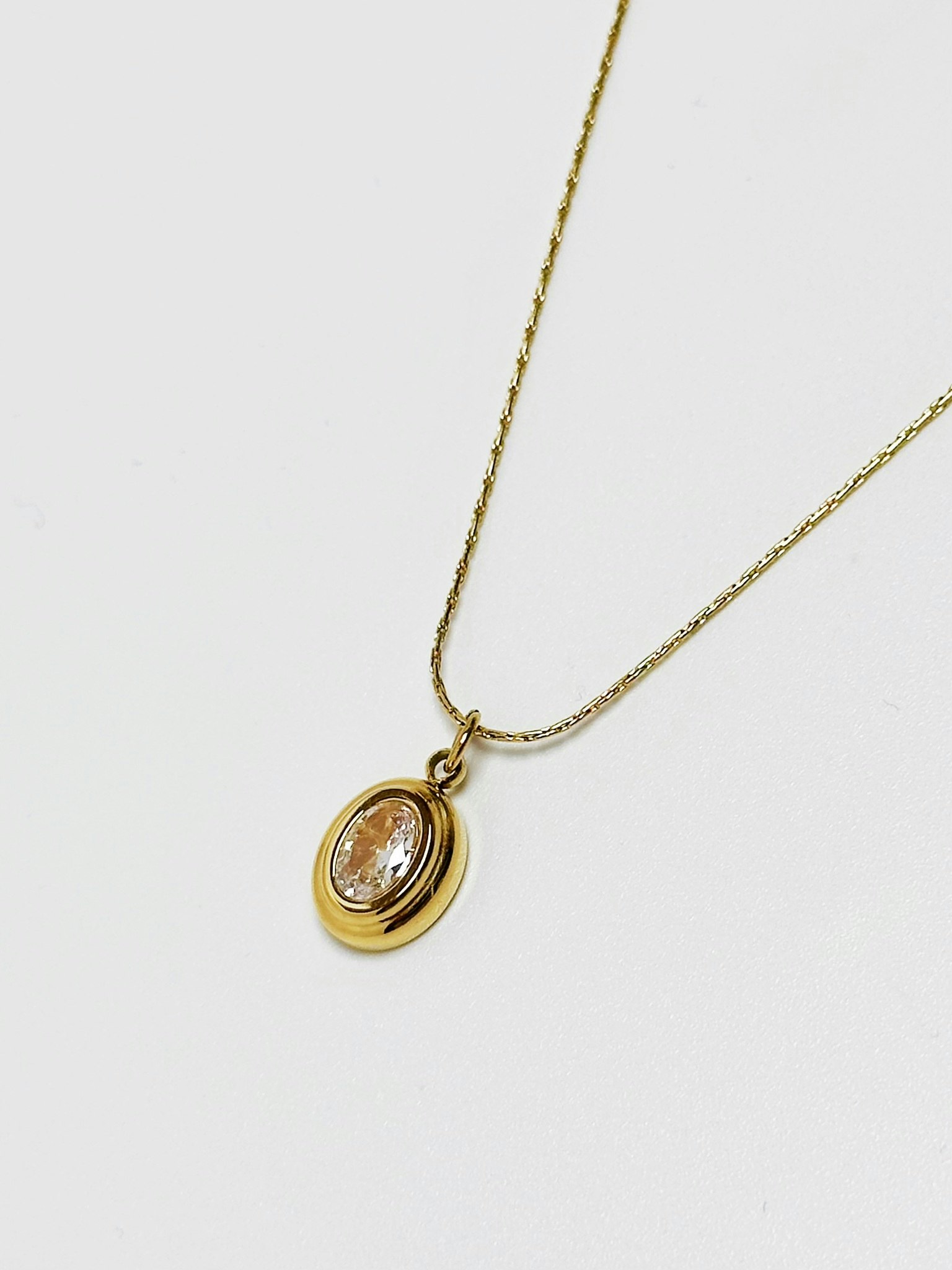 Halsband i stål med 18k guld med  Cubic Zirconia