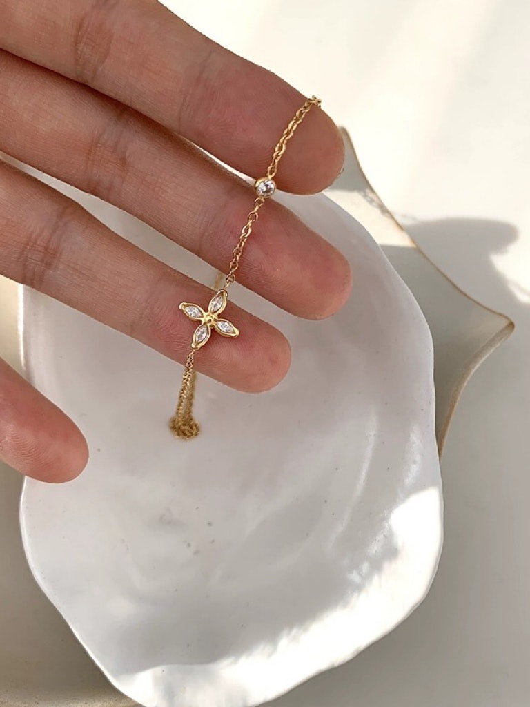 Halsband i stål med 18K guld med med liten fyrklöver i strass