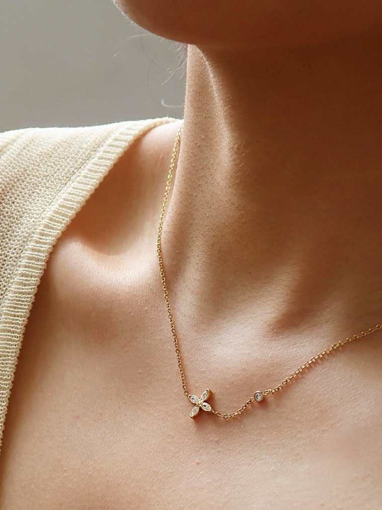Halsband i stål med 18K guld med med liten fyrklöver i strass