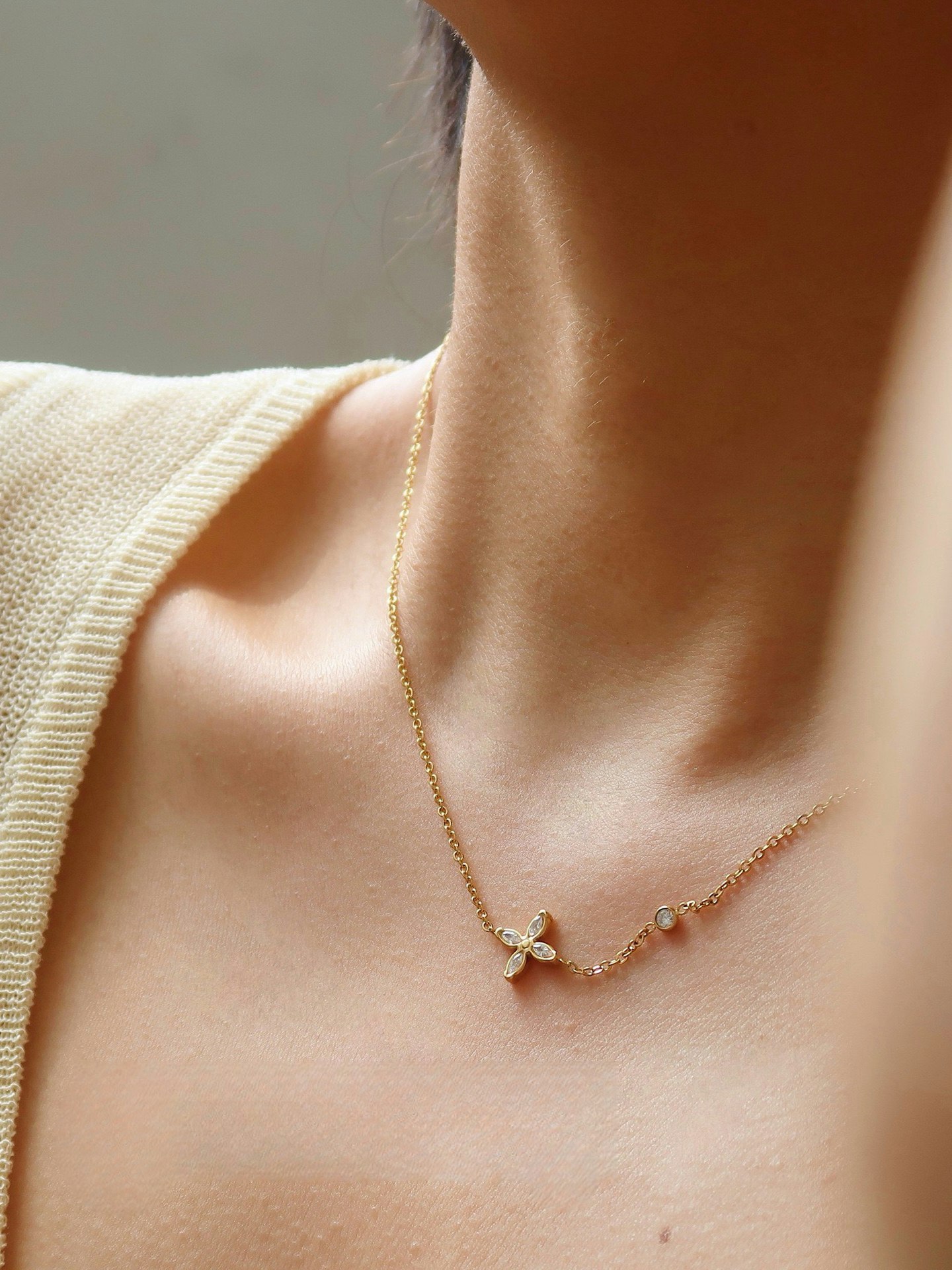 Halsband i stål med 18K guld med med liten fyrklöver i strass