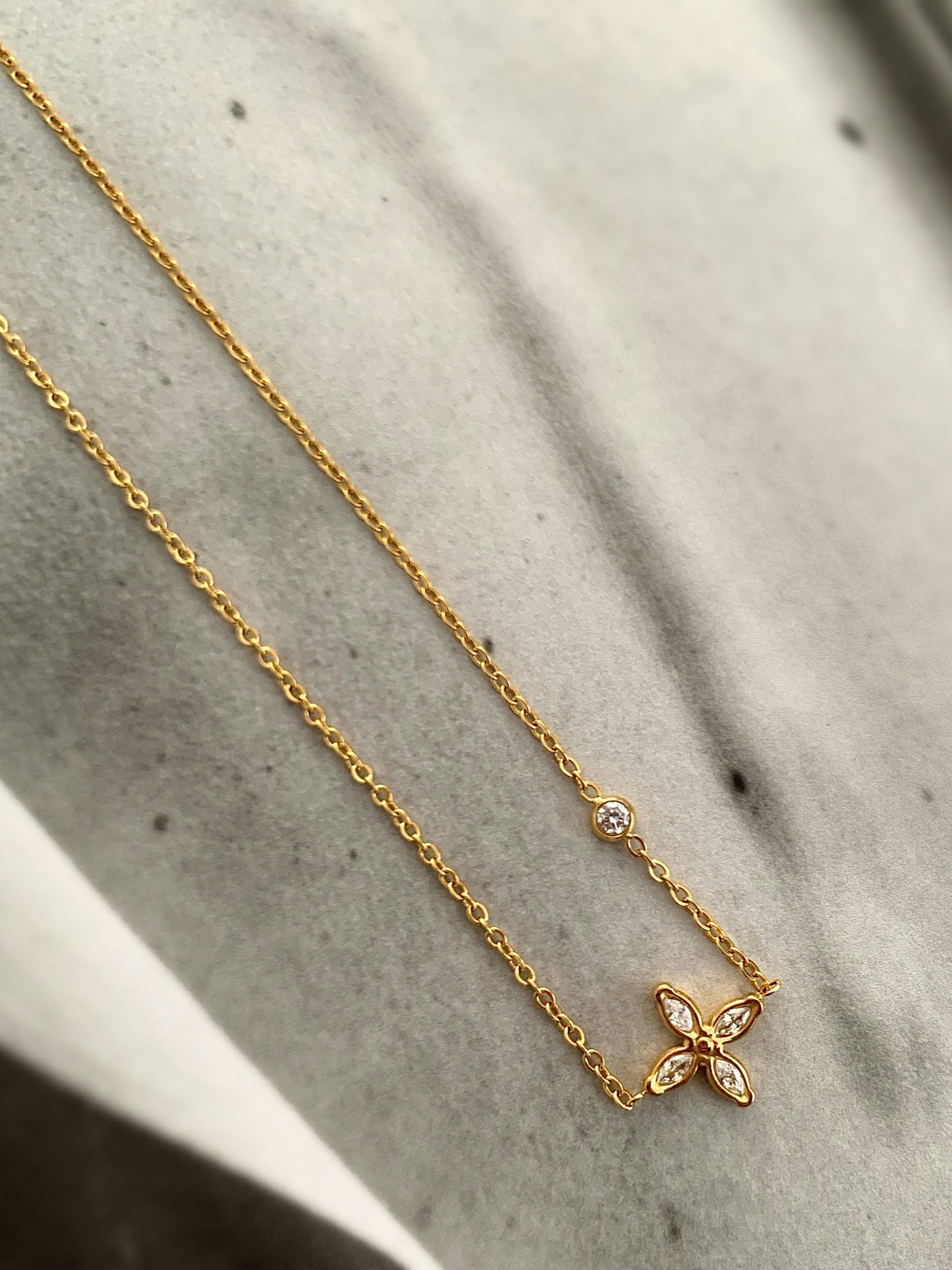 Halsband i stål med 18K guld med med liten fyrklöver i strass