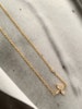 Halsband i stål med 18K guld med med liten fyrklöver i strass