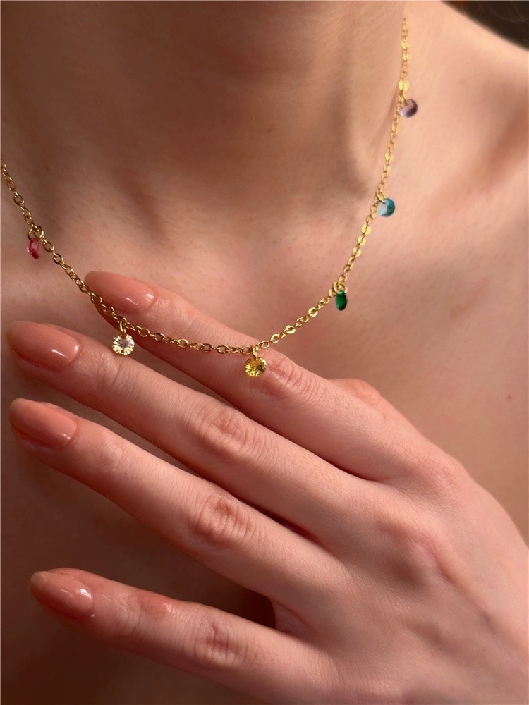 Halsband i stål med 18k guld och färgad zirkon detaljer