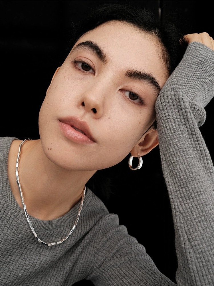 Breda silverfärgade hoops