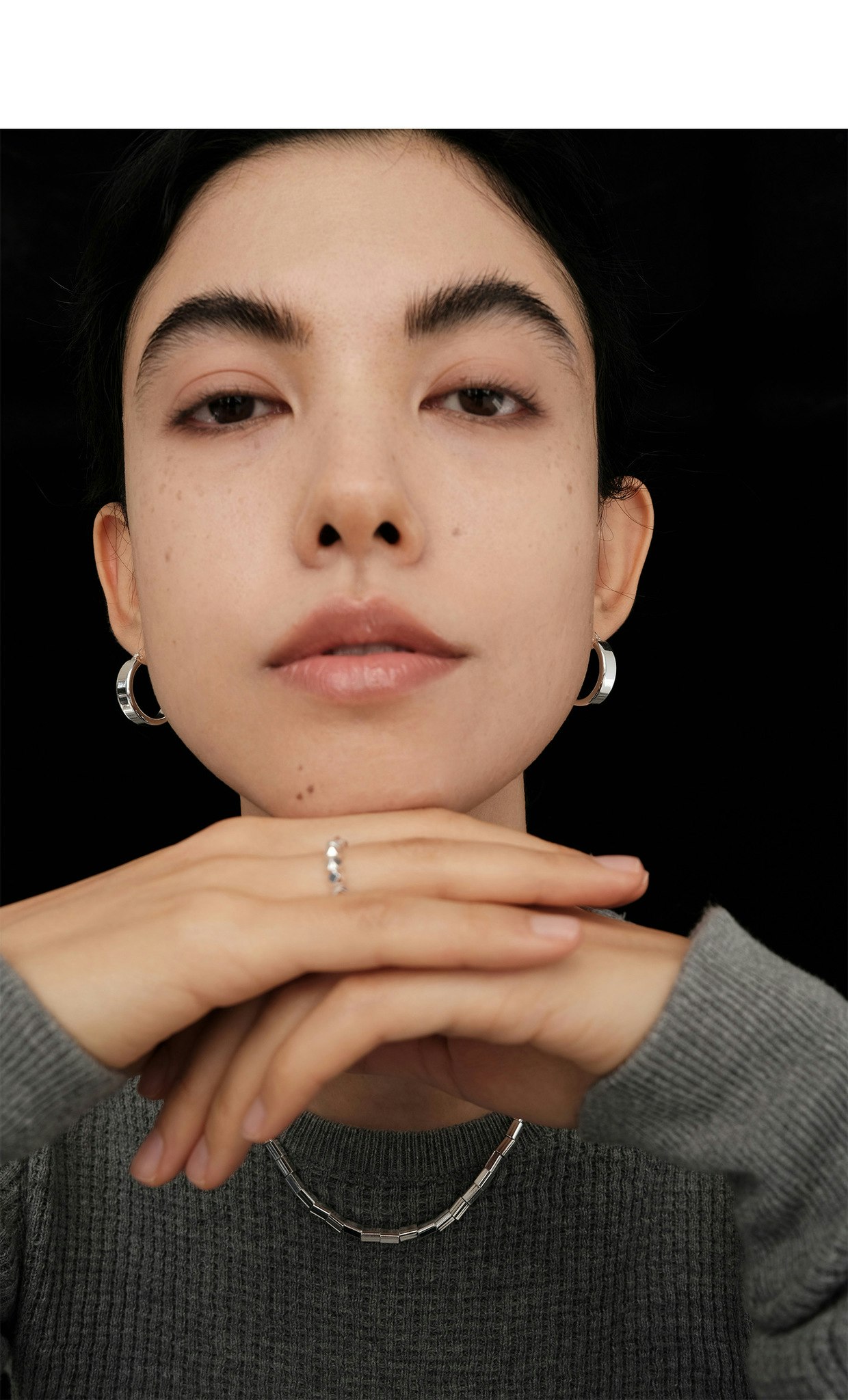 Breda silverfärgade hoops