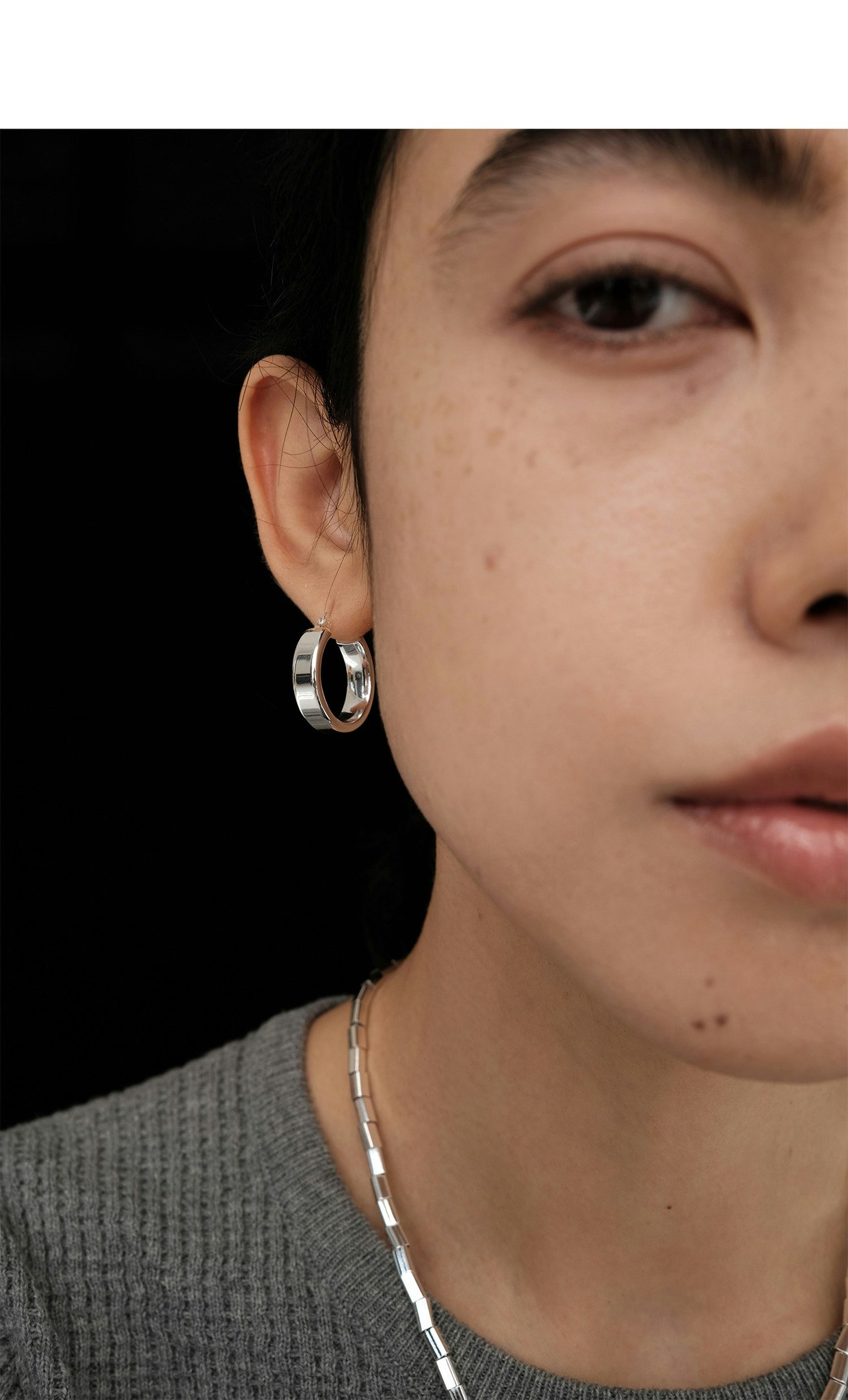 Breda silverfärgade hoops