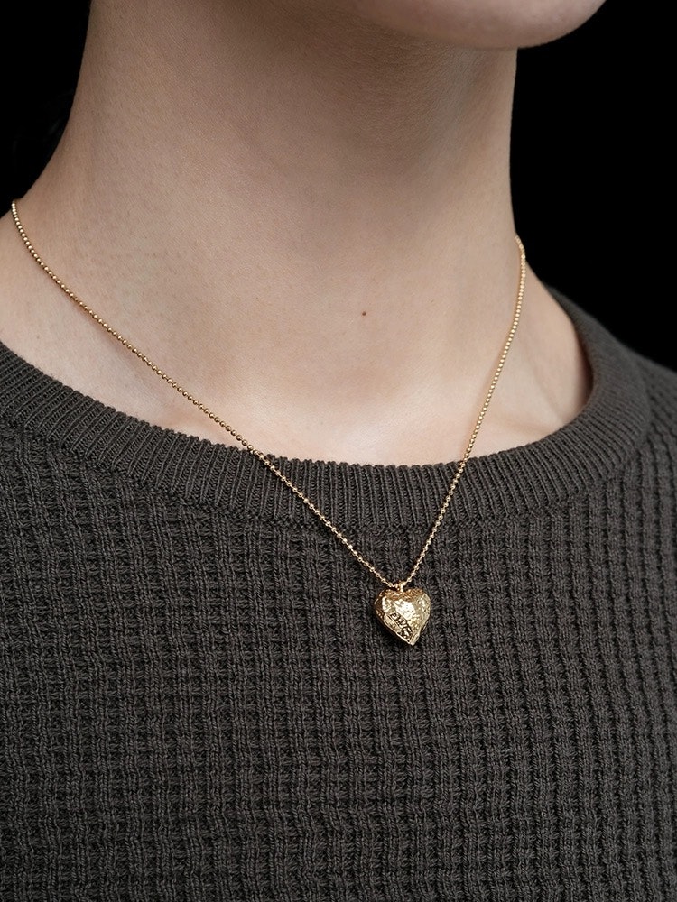 REA Guldfärgat halsband med litet hjärta i hamrad design