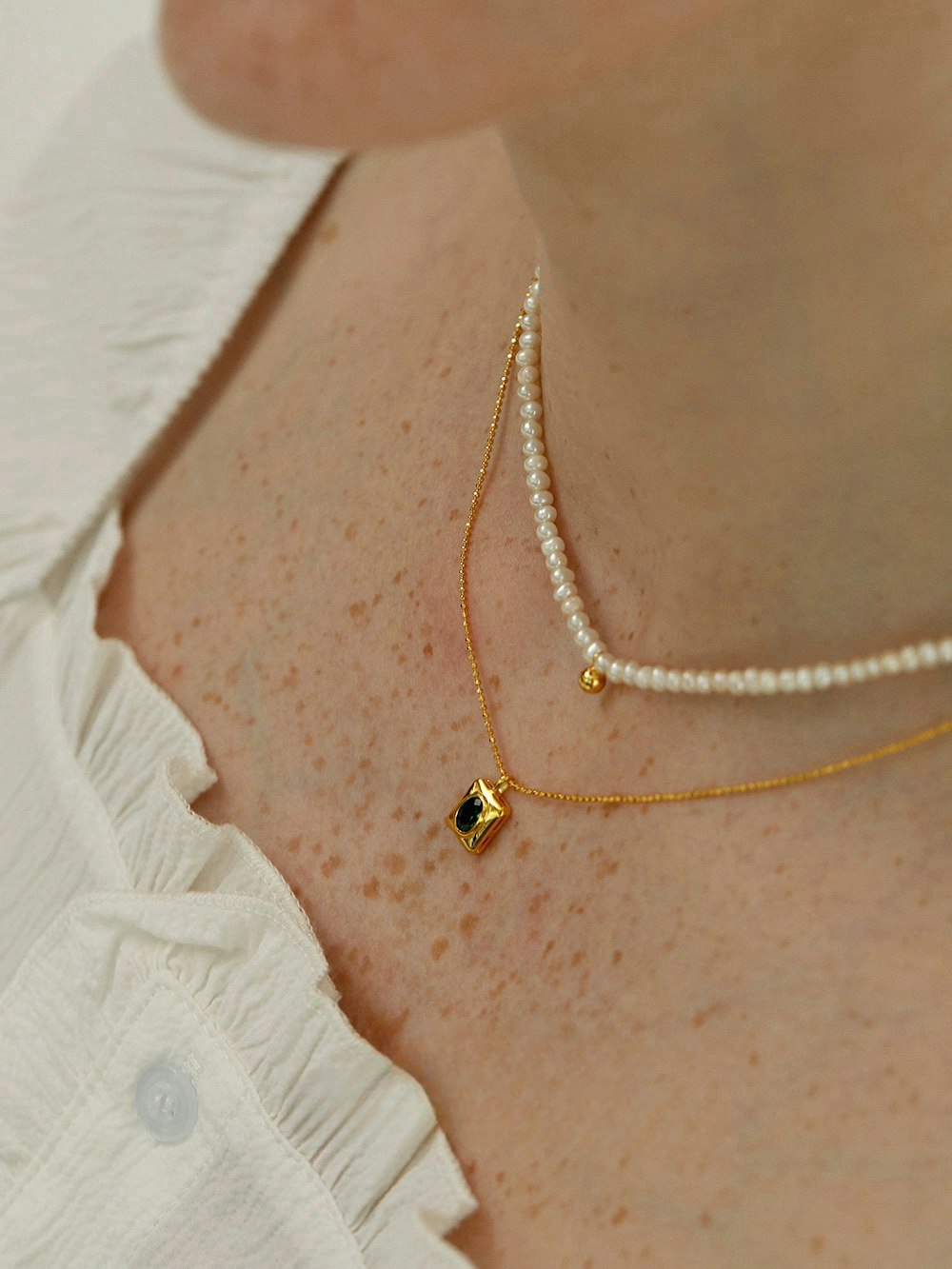 REA Guldfärgat halsband med hänge av grön Cubic Zirconia