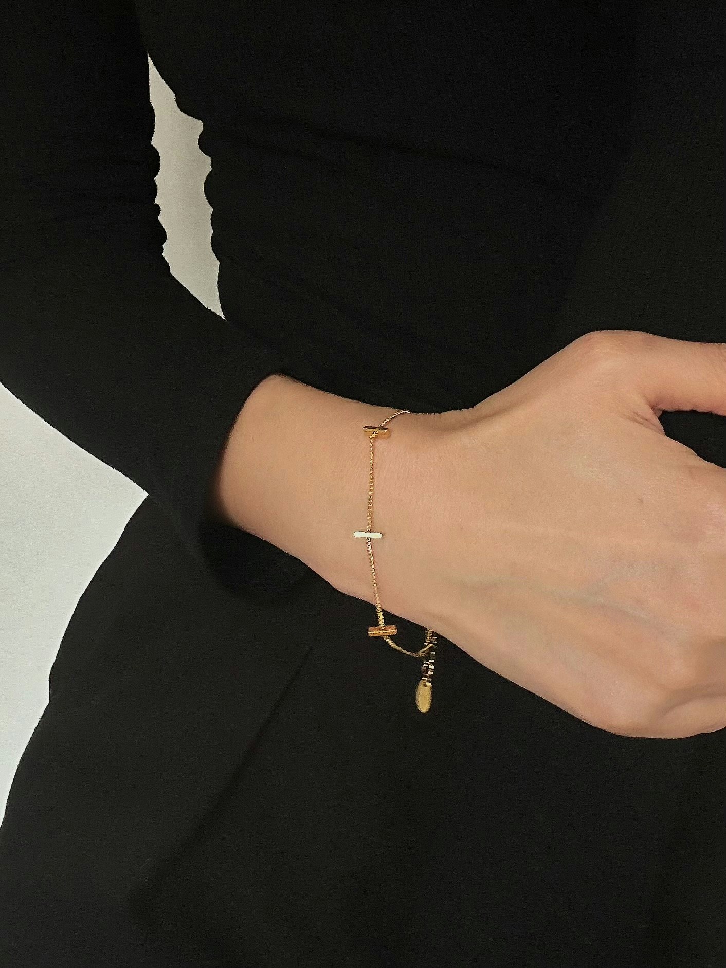 REA Guldfärgat armband med pinne