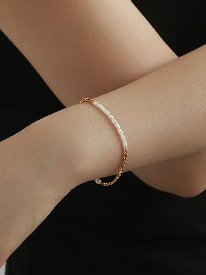 Armband i 18k guldpläterat med sötvattenspärla