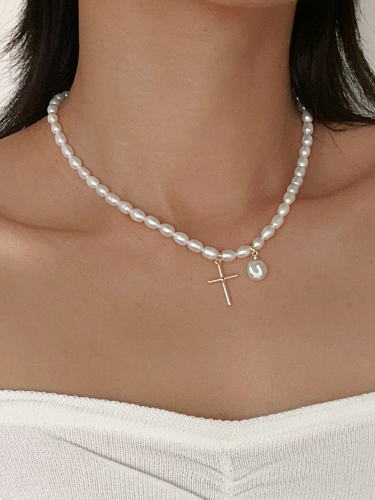 sötvattenspärlhalsband med cross