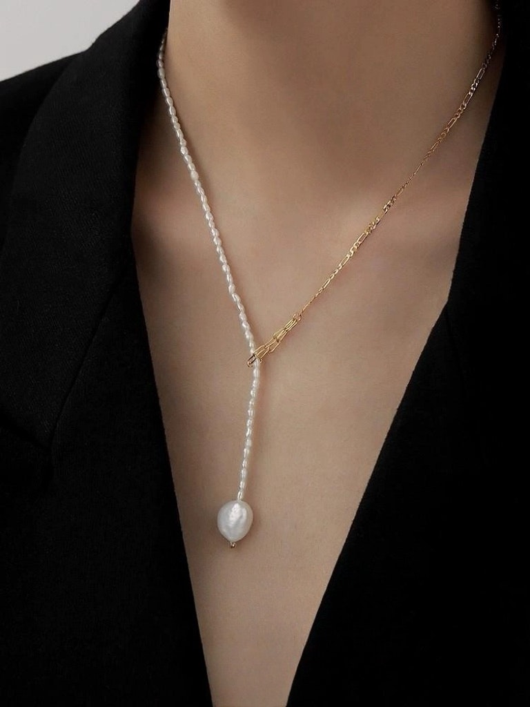 Y-format halsband av sötvattenspärlor