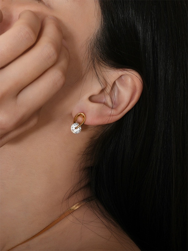 925 Silvernål studs med Cubic Zirconia ,förgyllda med 18K guld