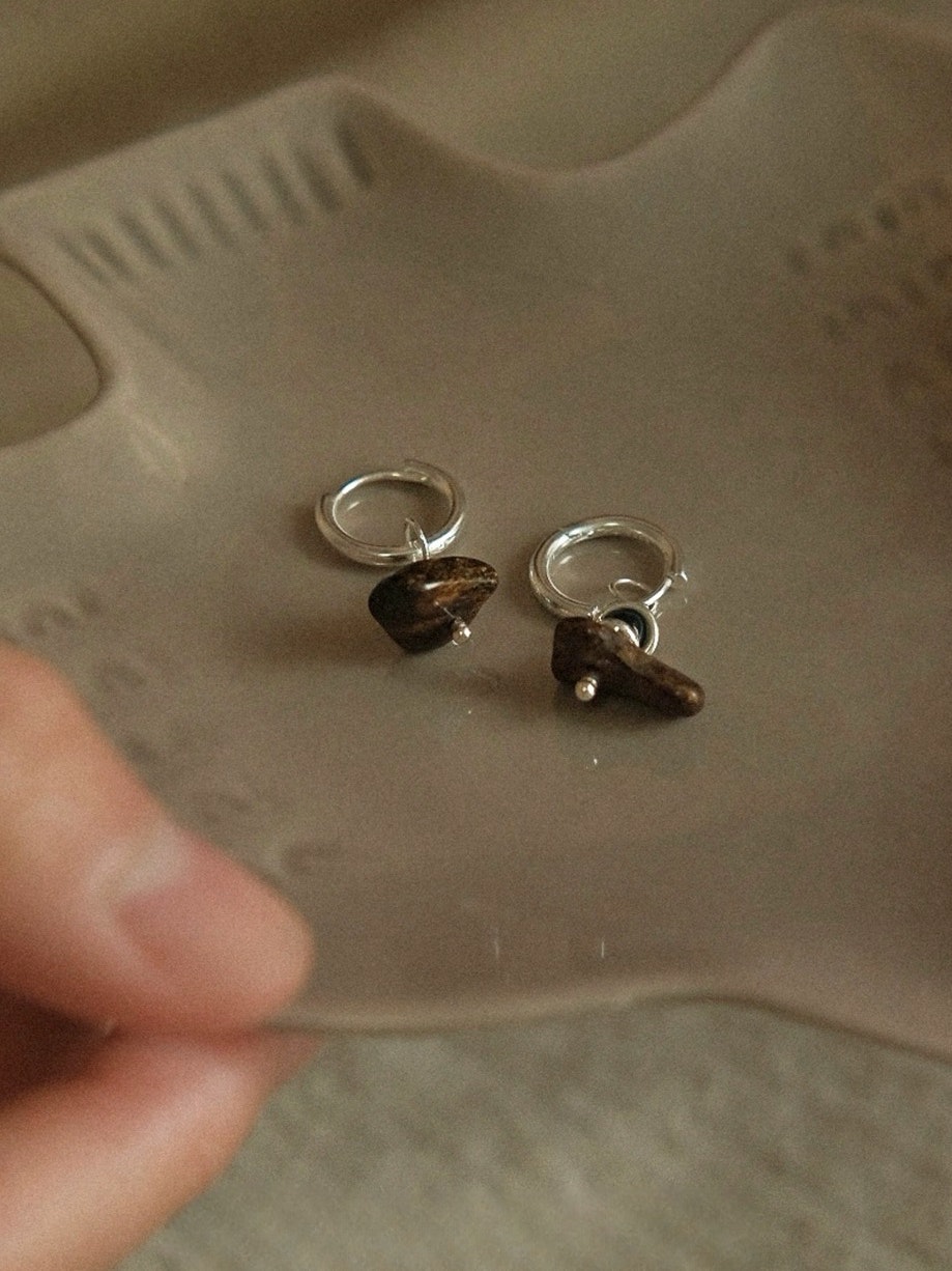 Hoops i äkta silver med agat och fläckig sten