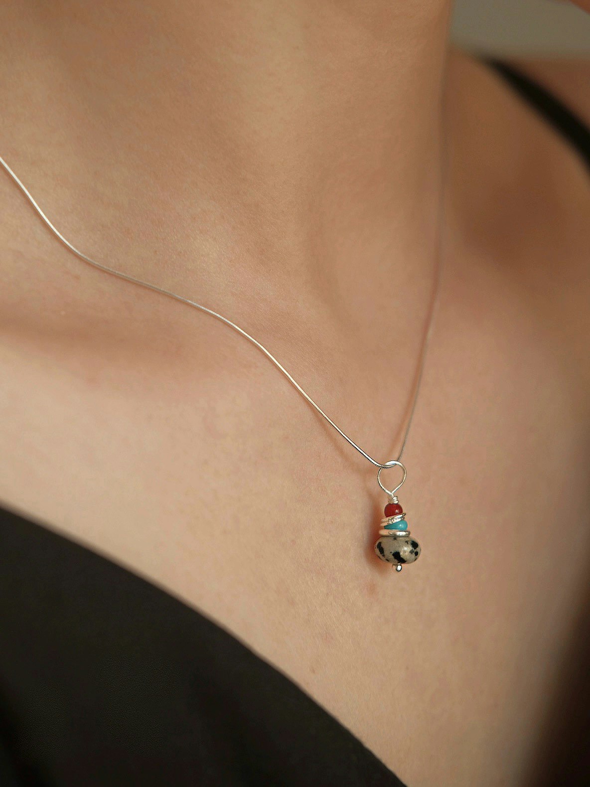 Halsband i äkta silver med natursten och conch design