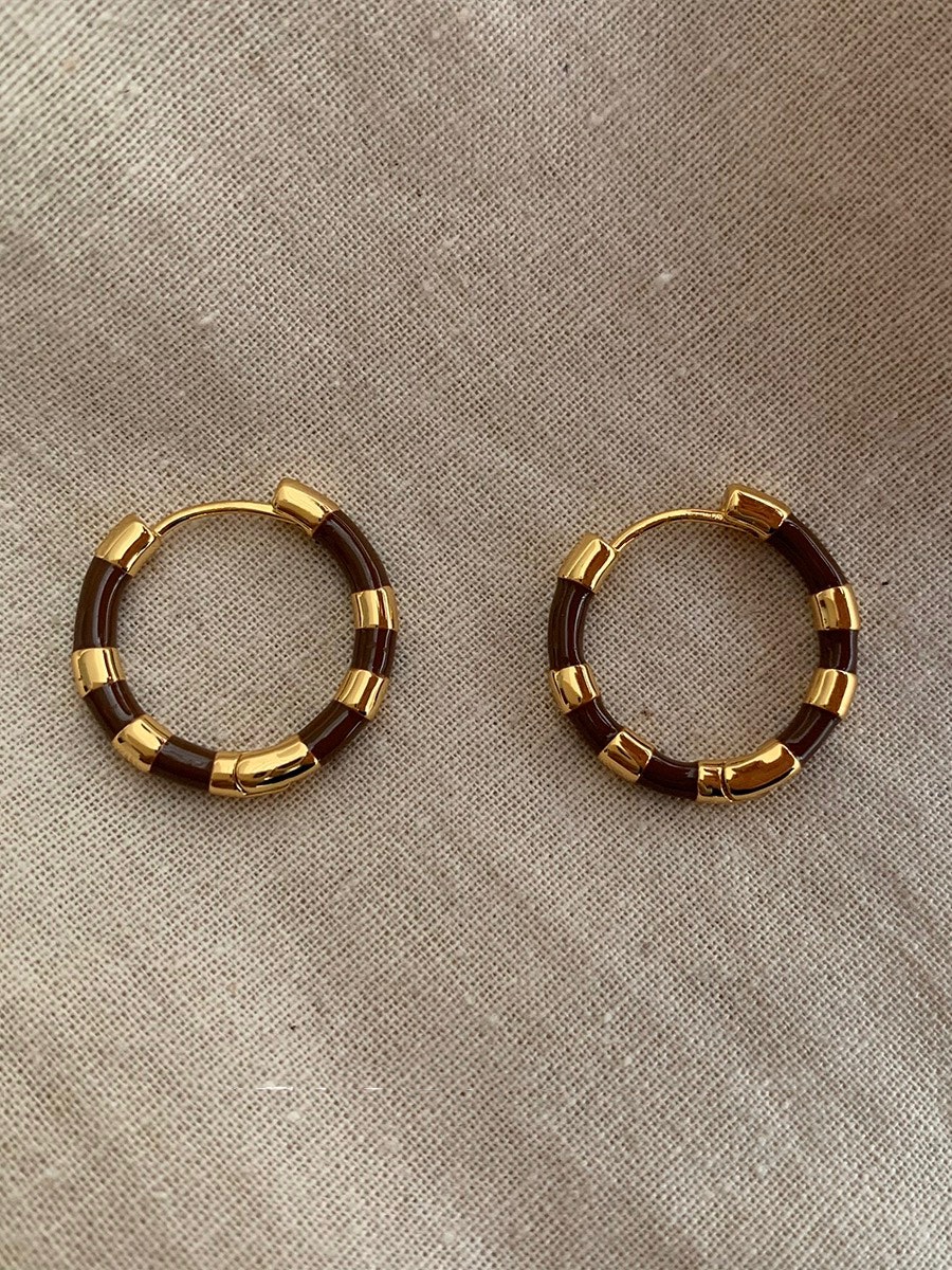 Guldfärgade hoops med brun emalj
