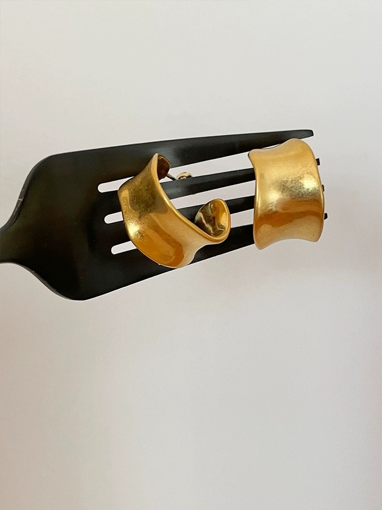 Breda guldfärgade hoops i konkav design