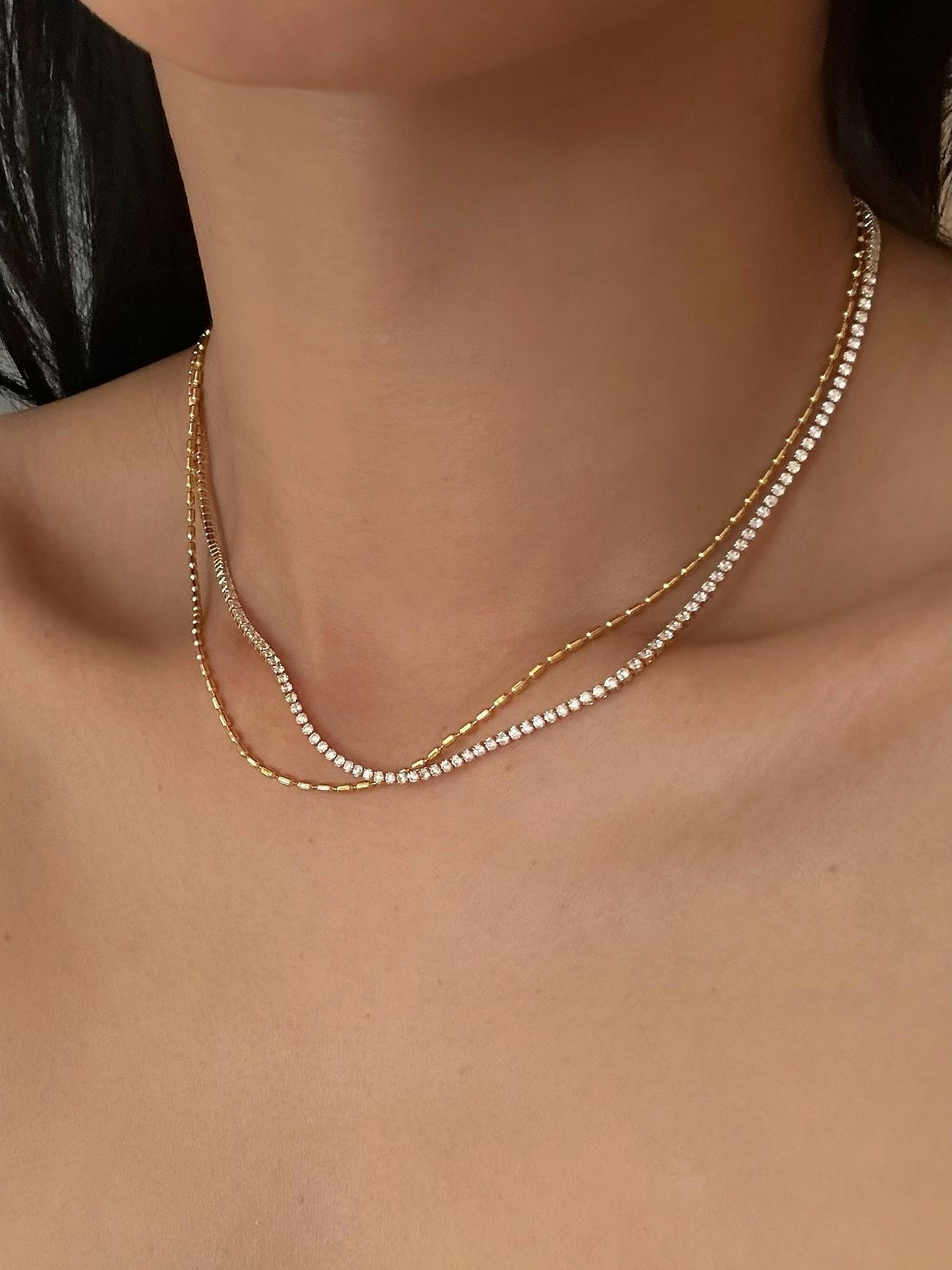 Guldfärgat dubbelhalsband med glasstenar