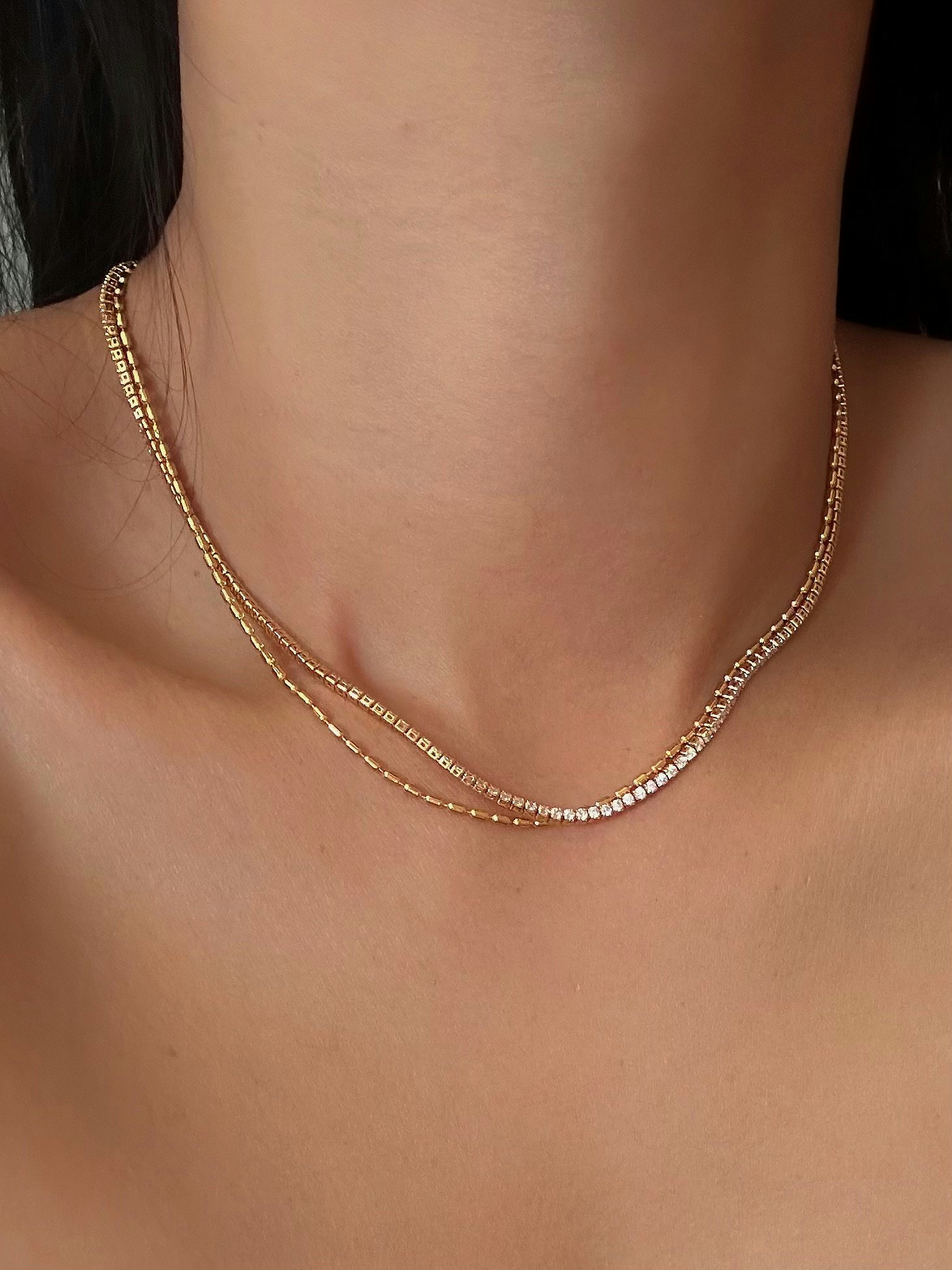 Guldfärgat dubbelhalsband med glasstenar