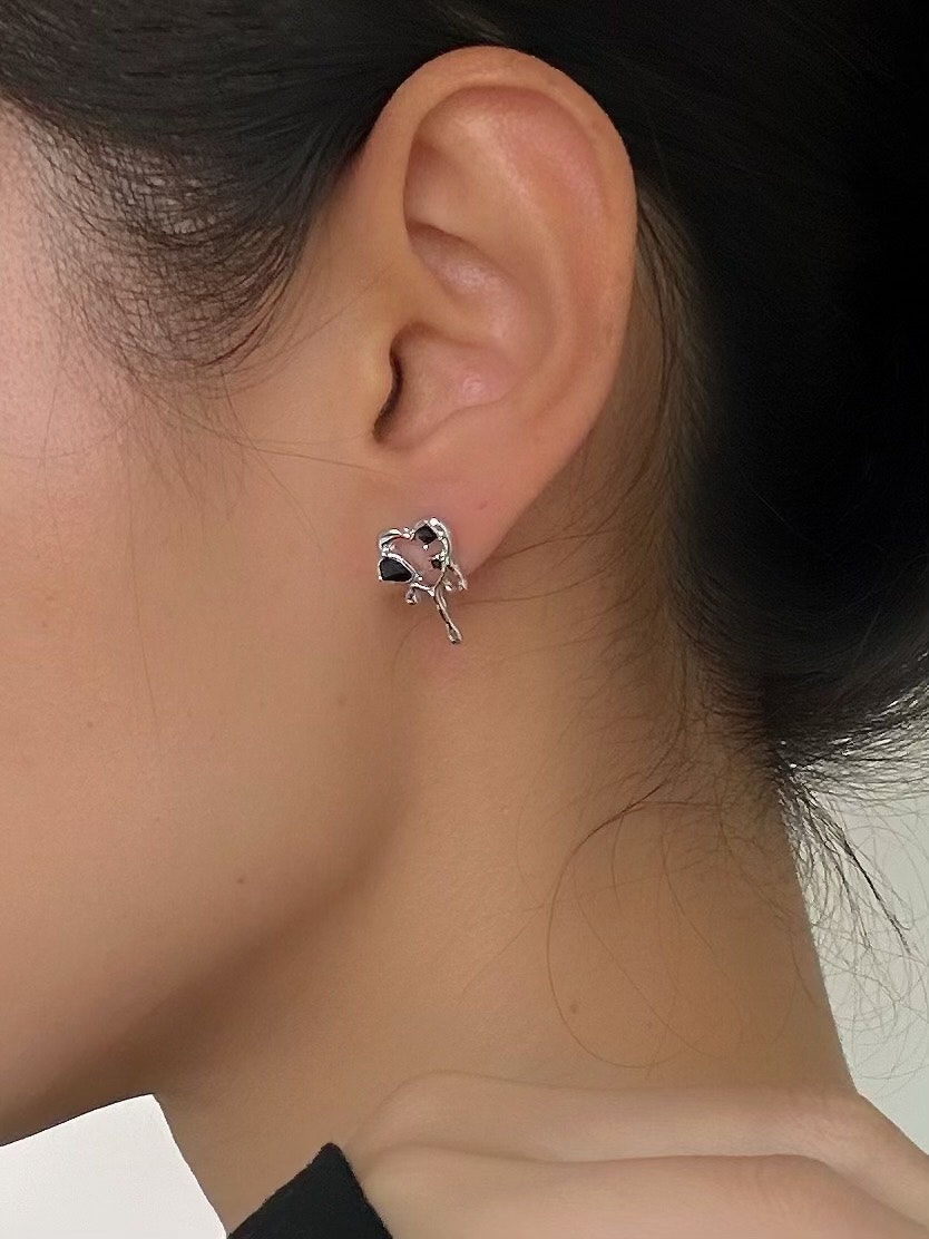 REA Studs med hjärtan och svart glassten