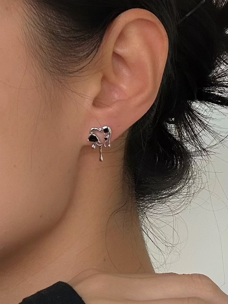 REA Studs med hjärtan och svart glassten