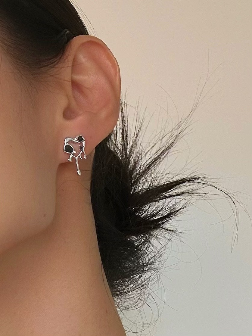 REA Studs med hjärtan och svart glassten