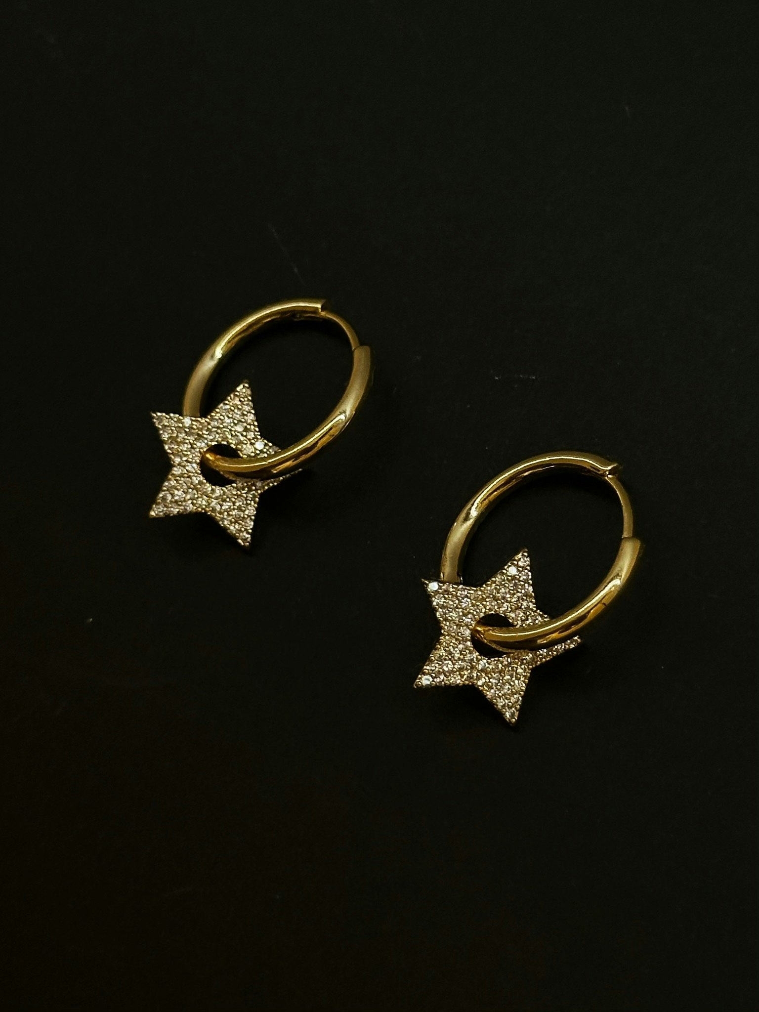 Guldfärgad hoops med stjärnor och Cubic Zirconia