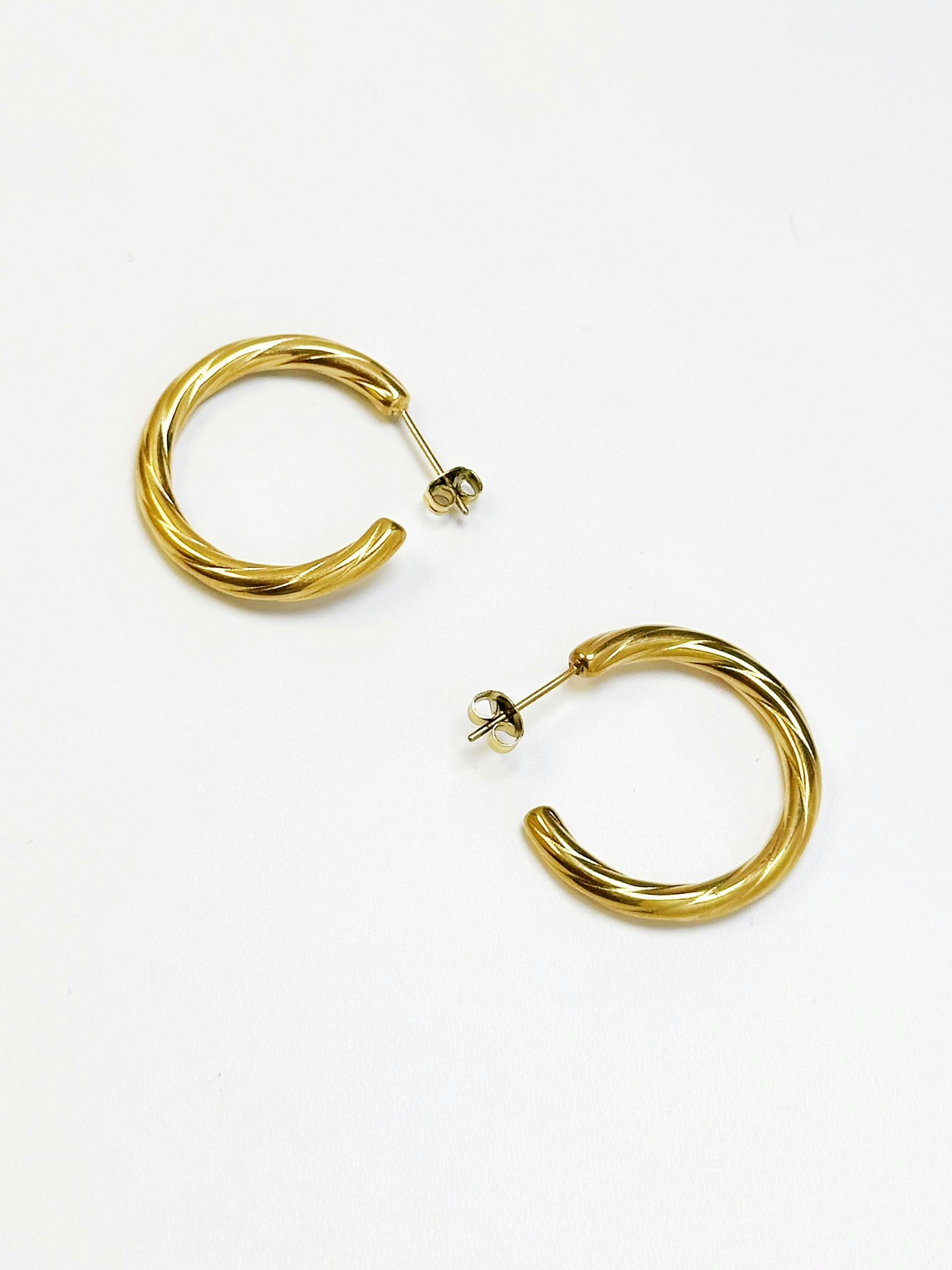 Hoops i stål med 18k guld med tvinnad design