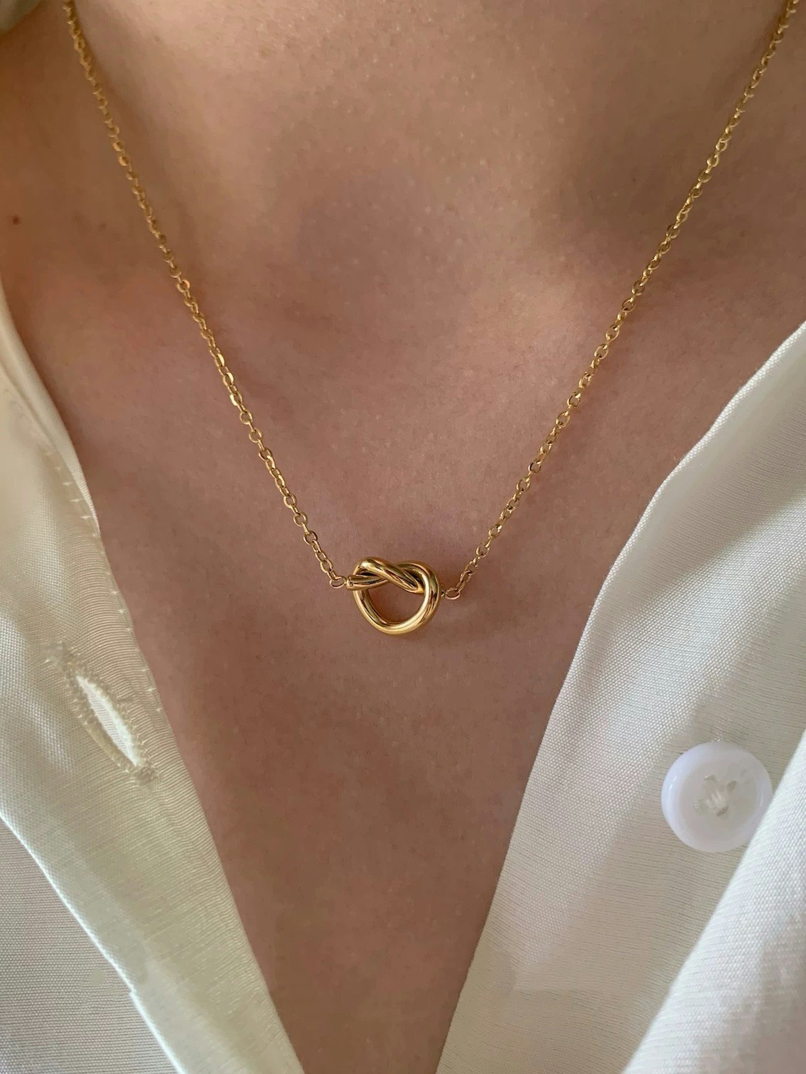 Halsband i stål med 18k guld med knut hänge